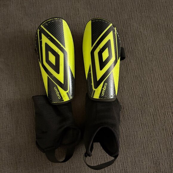 Umbro Junior Stirrup Soccer Shinguards Size Small For Height 3'11-4'7" - Picture 1 of 3